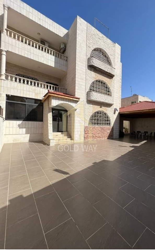عمارة مميزة للبيع في أرقى مناطق ضاحية النخيل مكونة من ثلاث طوابق و روف بسعر مميز