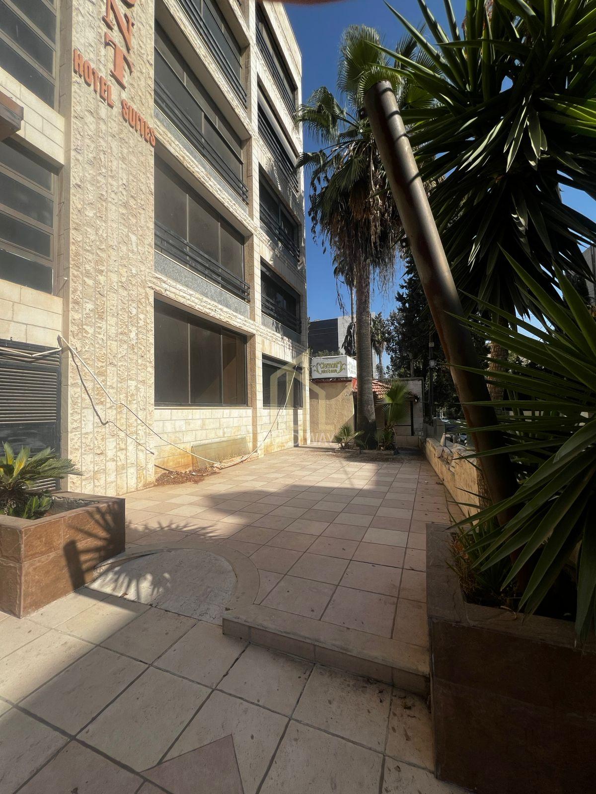 في أجمل مناطق أم أذينة تملك فندق من أربع طوابق بحاجة إلى صيانة بسعر مميز