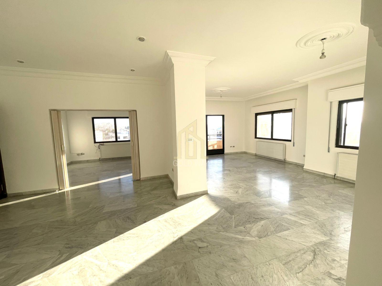 شقة بإطلالة مميزة طابق ثالث مع روف 185م في أرقى مناطق أم أذينة