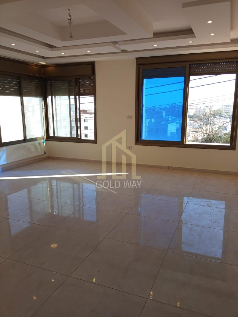 عقار مميز في المدينة الرياضية شقة طابق أول 200م مع ترس 25م بسعر مميز