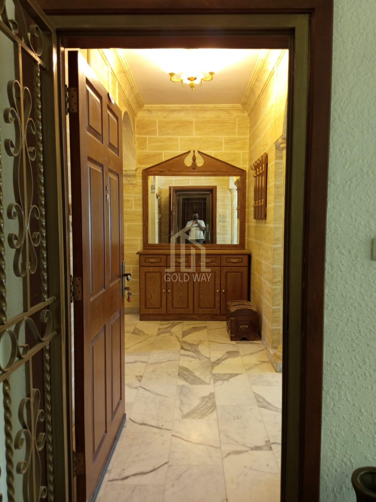 في أجمل مناطق الرابية شقة طابق ثالث 215م مفروشة وبسعر مميز