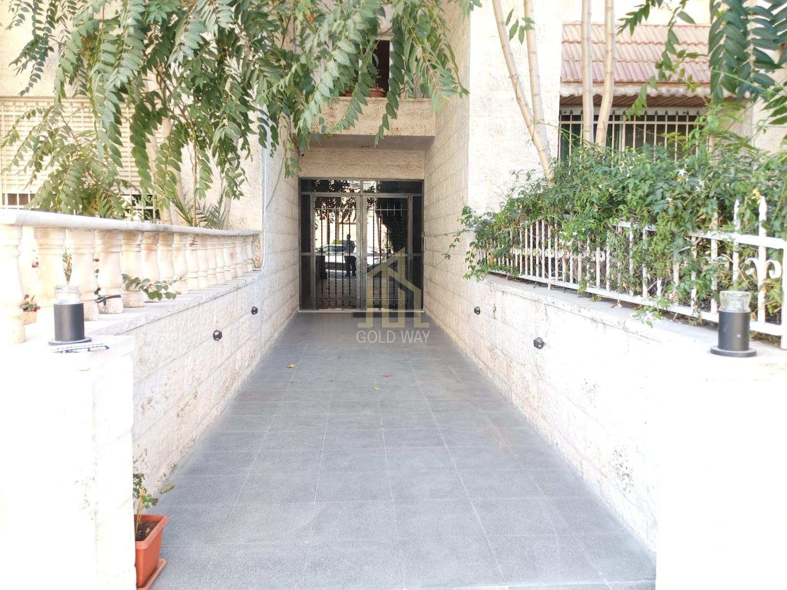 في أرقى مناطق الرابيه شقة طابق أول 200م مجدده وبسعر مميز