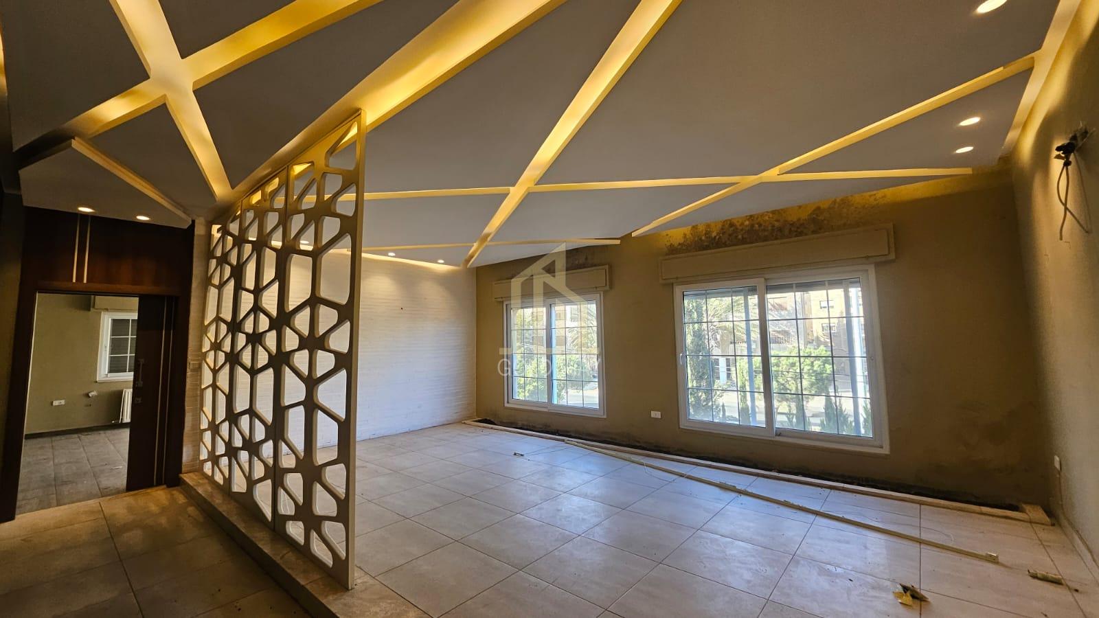 شقة مميزة طابق أول 220م مجدده بالكامل في أجمل مناطق دير غبار