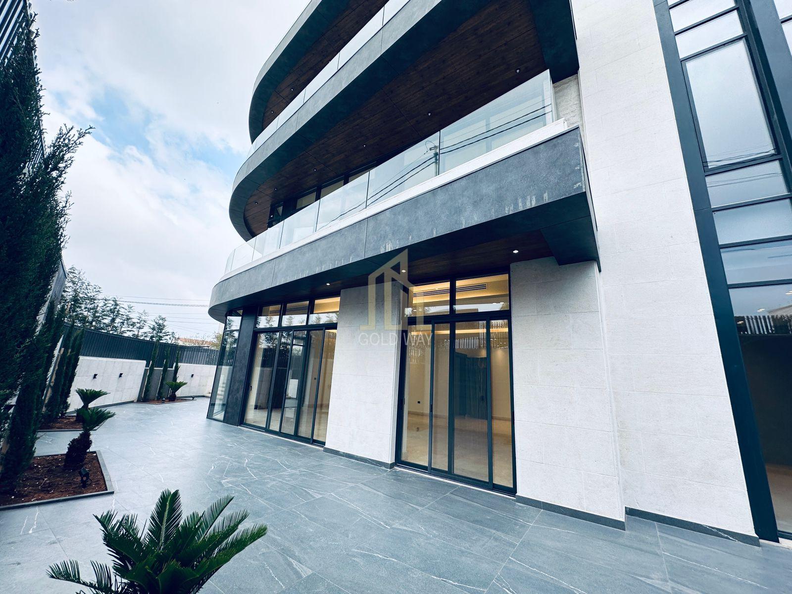 شقة أرضية فاخرة للبيع في قلب عبدون الراقي – مثل الفيلا الخاصة