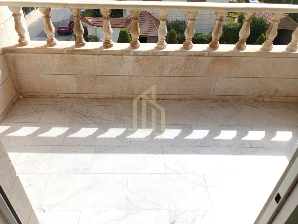 شقة مميزه للايجار السنوي طابق ثاني 190م في أجمل مناطق الشميساني بالقرب من سڤن إلڤن