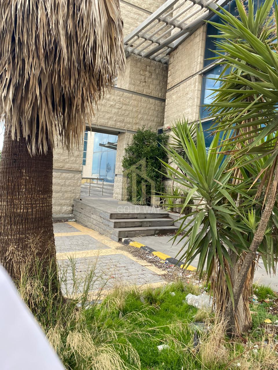 مجمع تجاري للبيع ومن المالك مباشرة في أجمل مناطق الشميساني وبدون عمولات