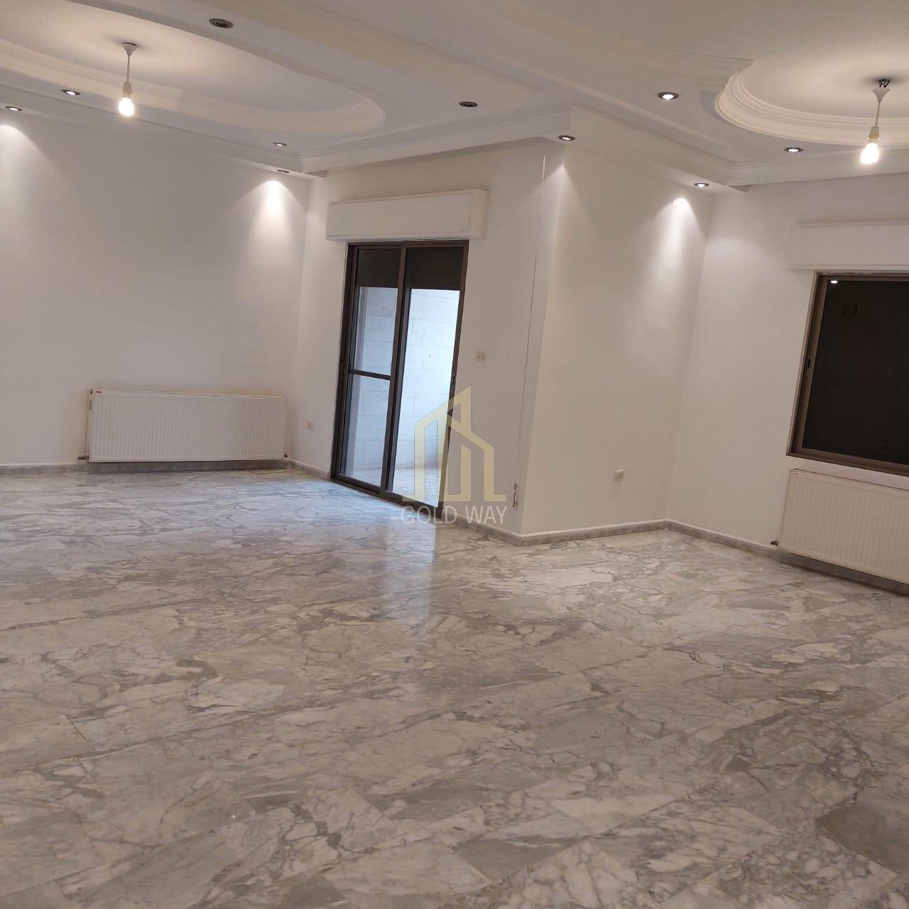 للبيع شقة فخمة في دير غبار – موقع مميز