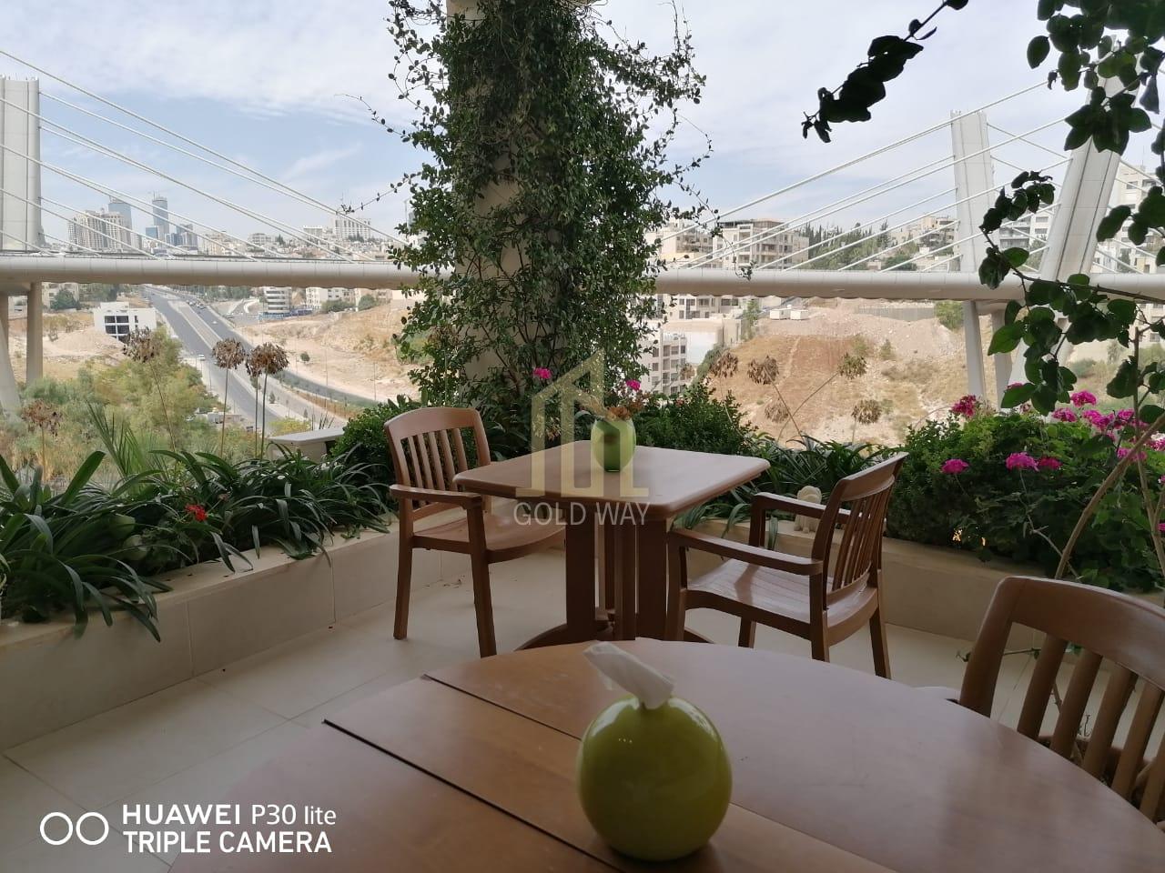 شقة أرضية فاخرة للبيع في عبدون الشمالي – مدخل وكراج خاص (مثل البيت المستقل)