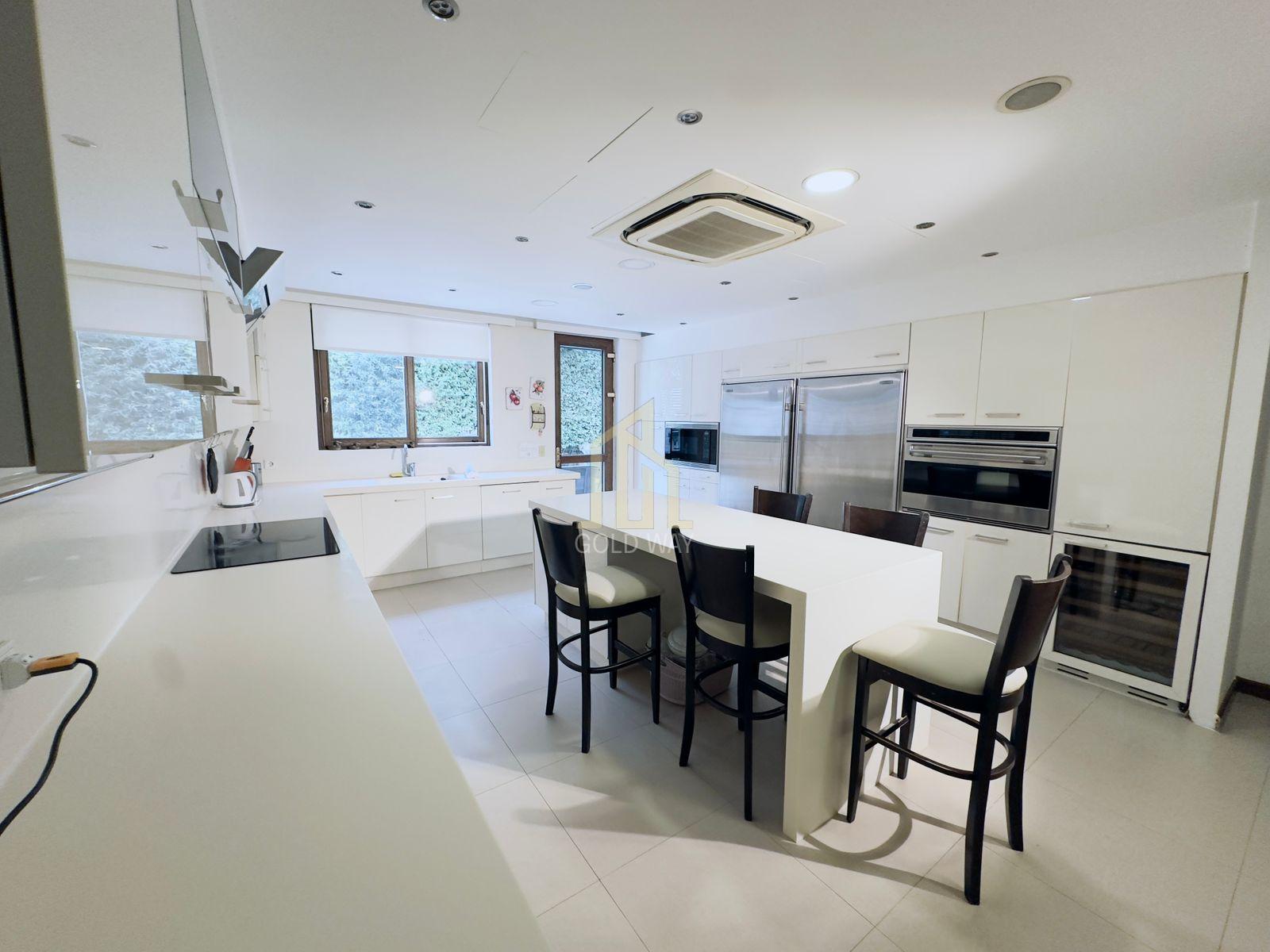 فيلا فاخرة للبيع - في ارقى مواقع عبدون