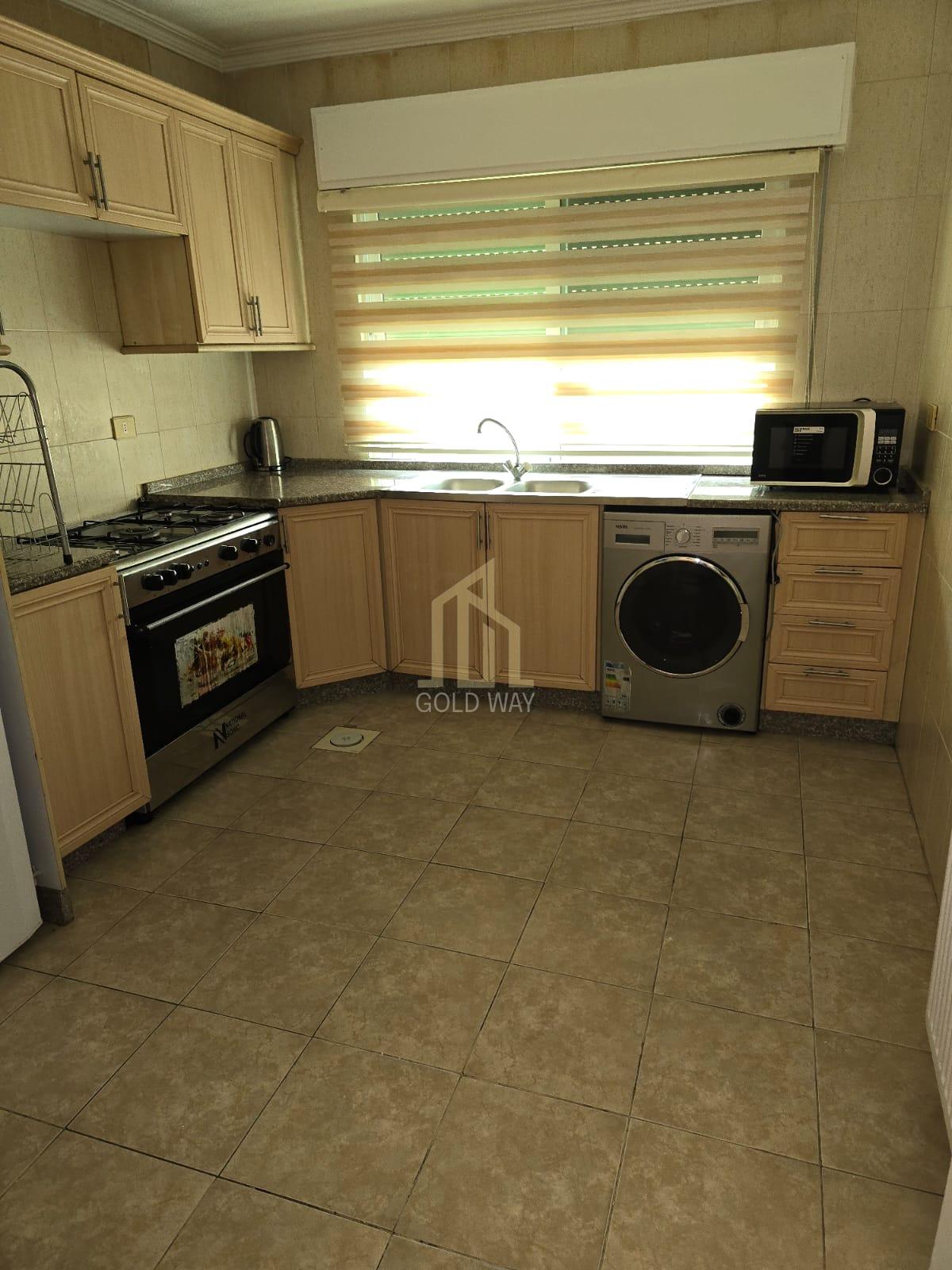 شقة مميزة للبيع أو للإيجار طابق ثالث مفروشة في أجمل مناطق الجاردنز بسعر مغري