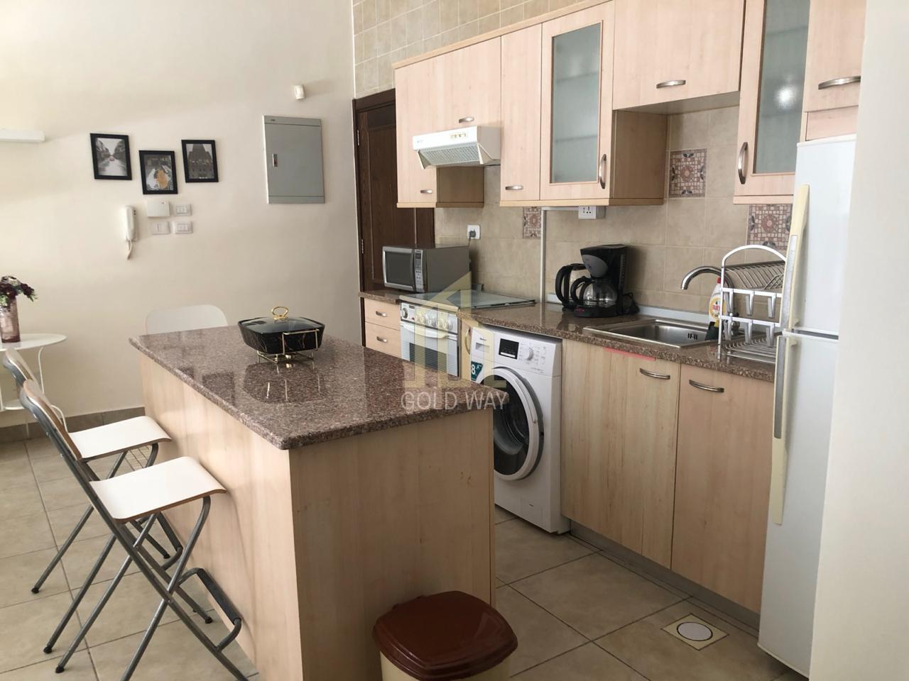 شقة أرضية سوبر ديلوكس 100م للإيجار مفروشة في أجمل مناطق عبدون بجانب السفارة الأمريكية