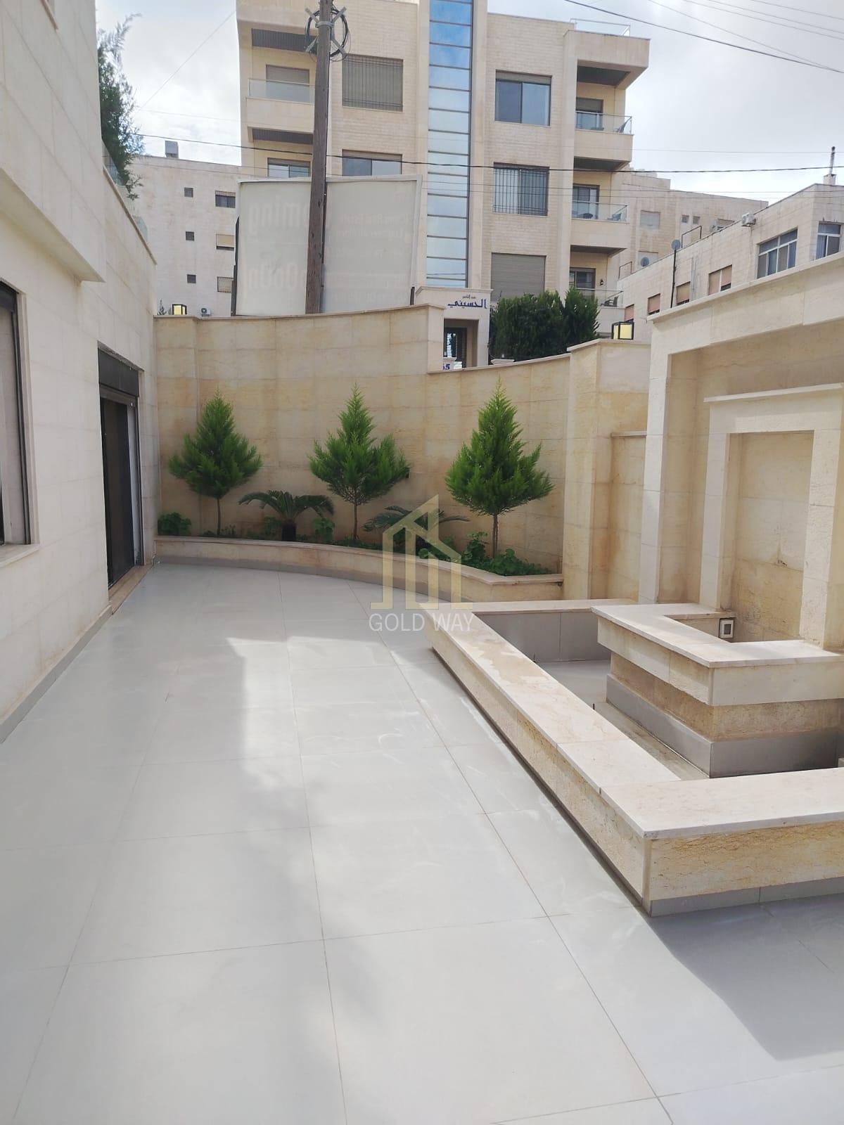 شقة مميزة للبيع شبه أرضي 285م بسعر مميز في الدوار الرابع