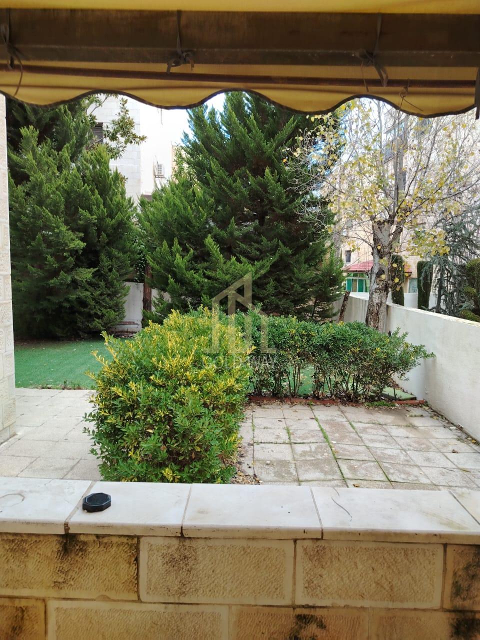 في أرقى مناطق عبدون شقة شبه أرضي مع حديقة 210م مفروشة وبسعر مغري