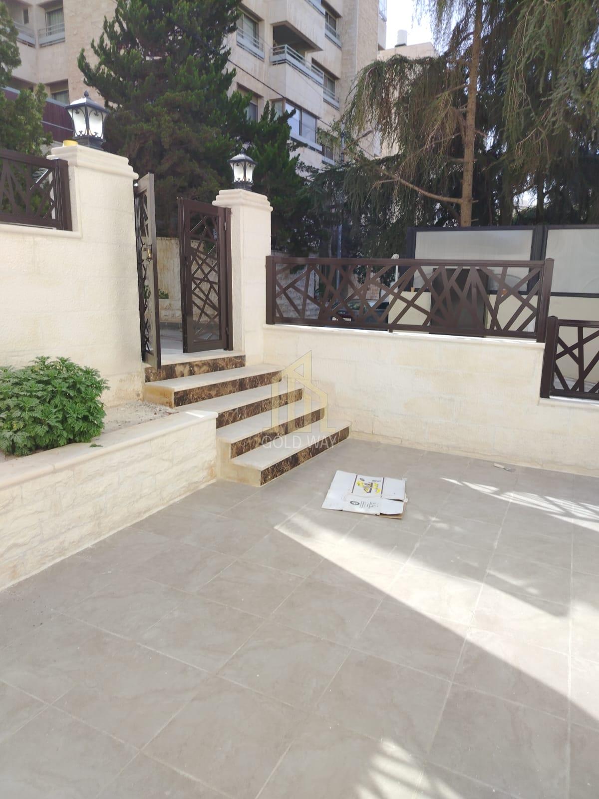 شقة مميزه للبيع شبه أرضي 200م في أرقى مناطق الدوار الرابع