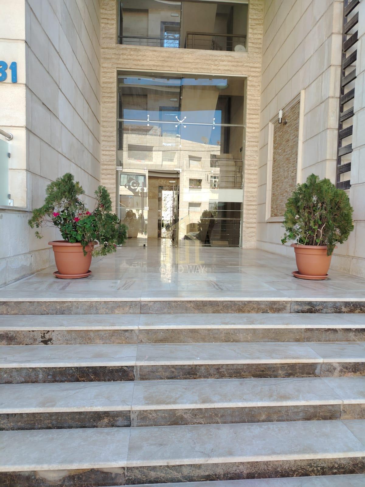 في أجمل مناطق عبدون شقة طابق أول 200م مفروشة ببإطلاله مميزة