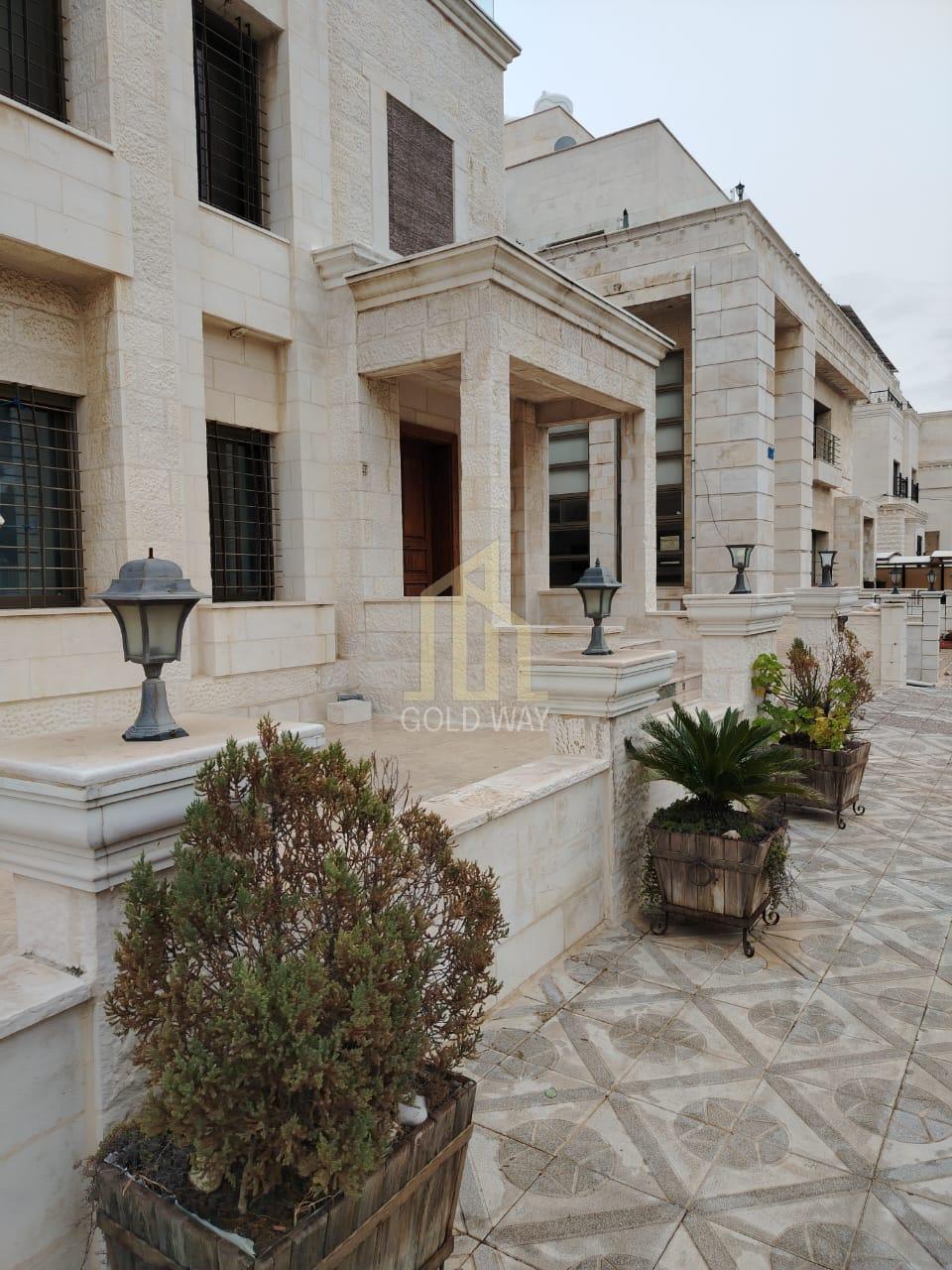 شقة أرضية مميزه 306م في أجمل مناطق عبدون