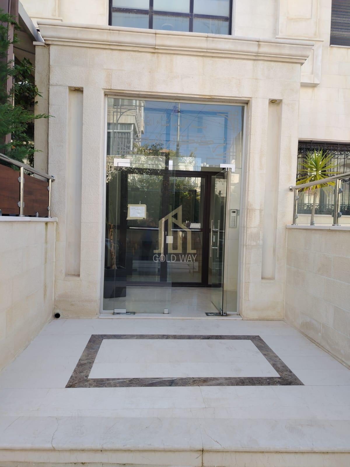 عقار يستحق المشاهده شقة طابق أول 170م في أم أذينة بسعر مميز