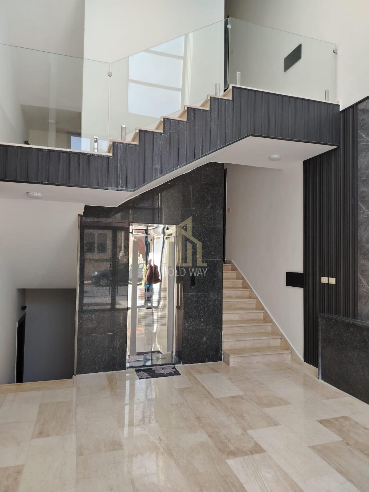 في موقع مميز في الصويفية شقة أرضية 240م بتشطيبات راقية