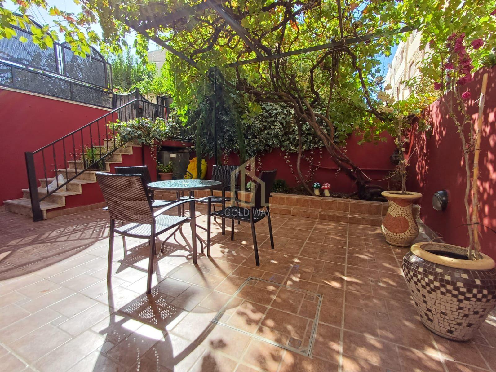 في أجمل مناطق الدوار الرابع شقة للإيجار السنوي ارضية 107م مفروشة