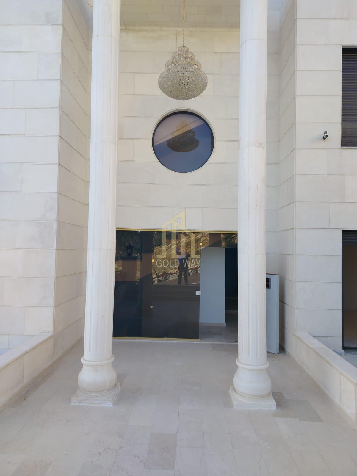 في موقع مميز في عبدون شقة طابقية (شبه أرضي) 375م بسعر مميز