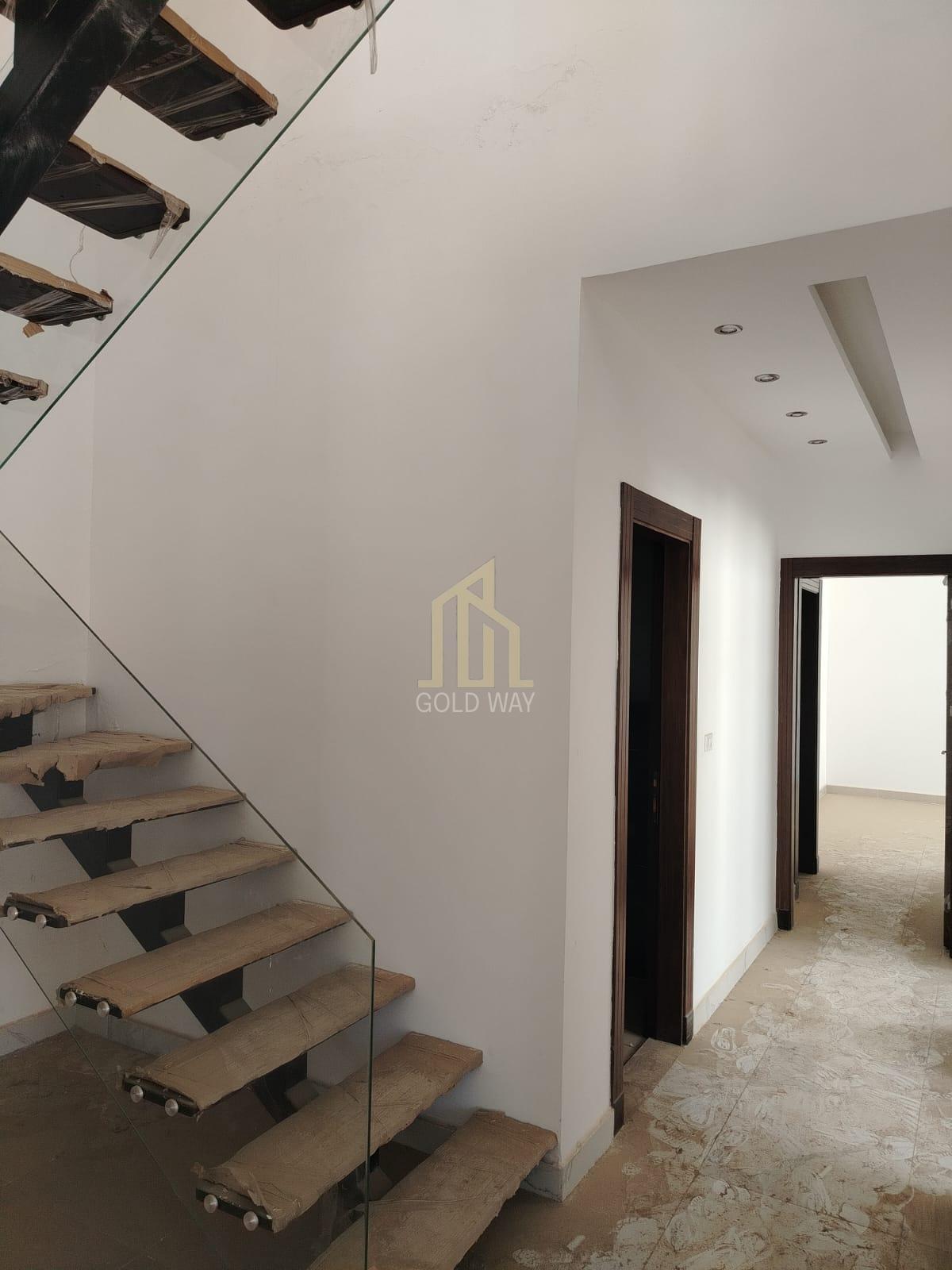 في أجمل مناطق الرابية شقة أخير مع روف 220م بسعر مميز