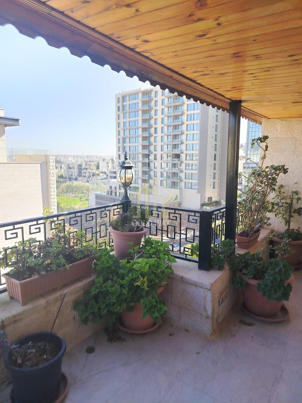 شقة دوبلكس ( أخير مع روف)400م مفروشة للإيجار السنوي في أرقى مناطق عبدون