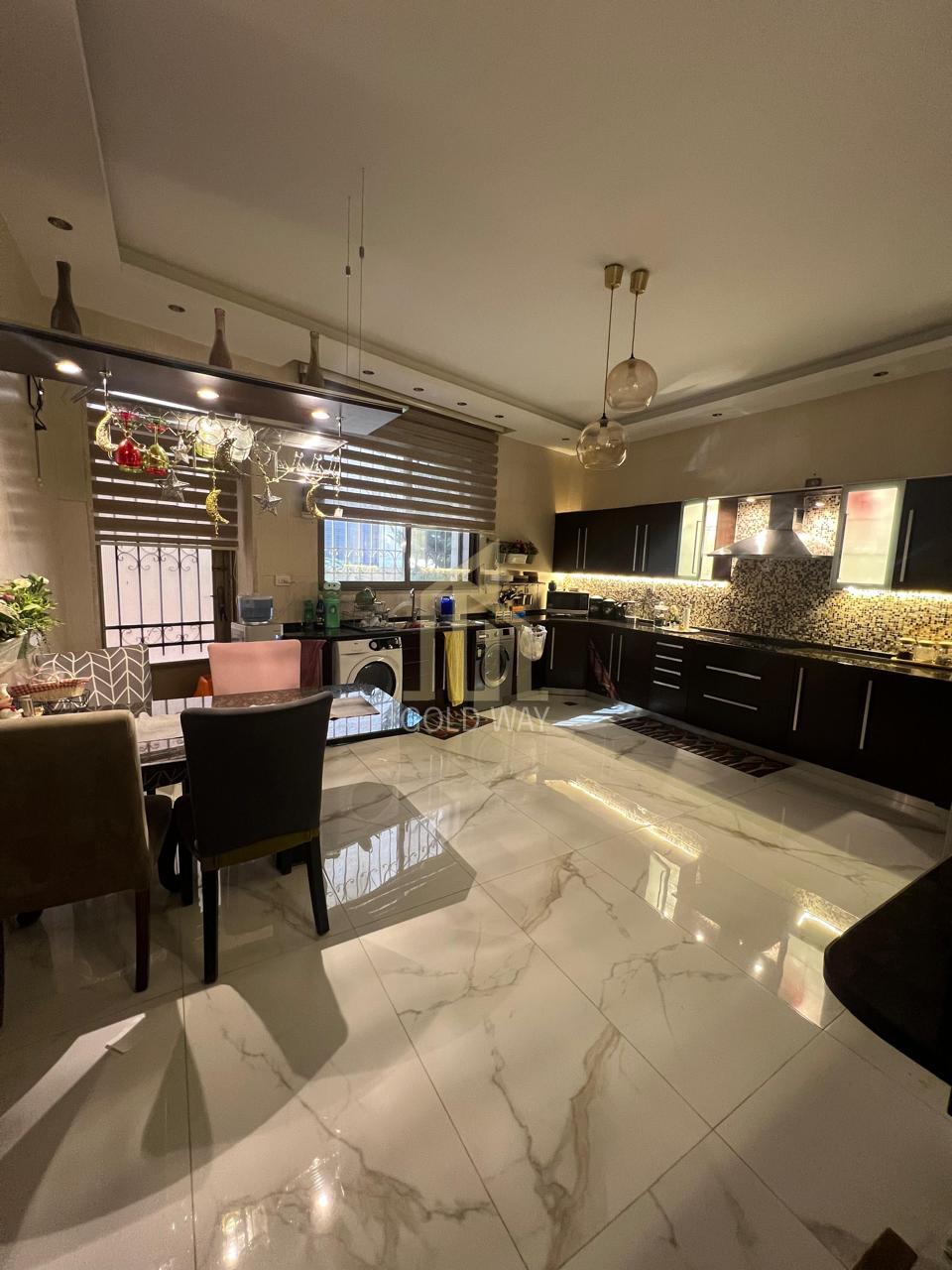 شقة طابق تسويه 290م مفروشة بسعر مغري في أجمل مناطق عبدون