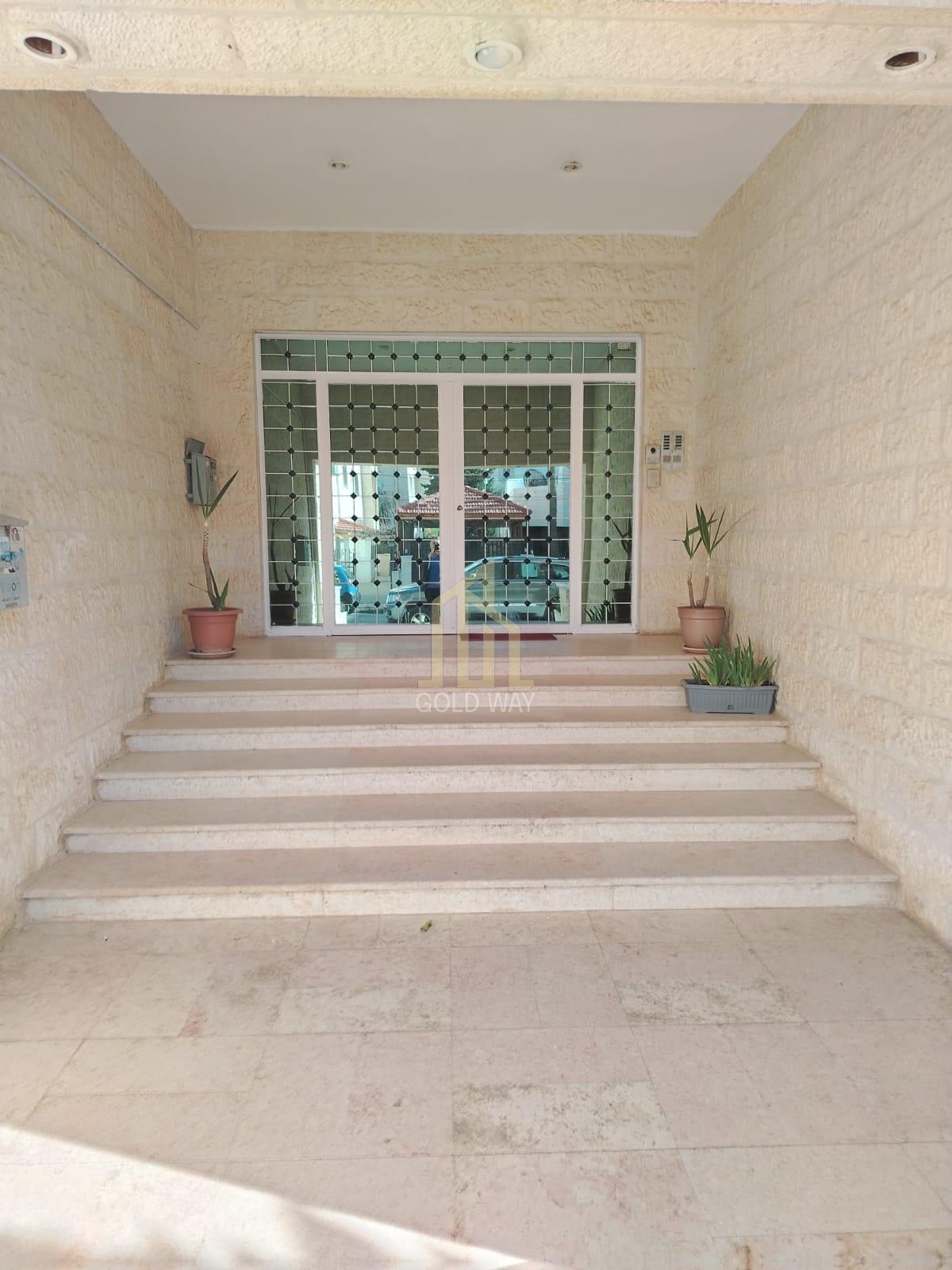 في أجمل مناطق الرابيه شقة طابق ثالث 200م بتشطيبات مميزة