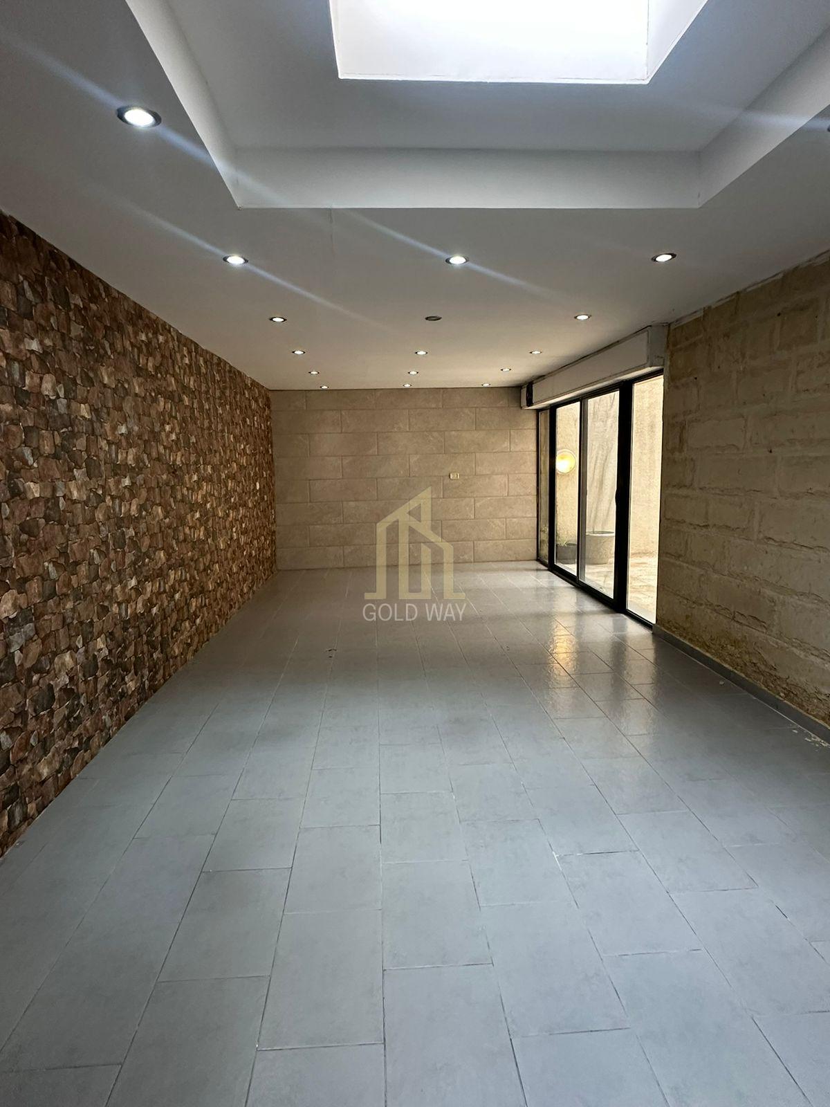 شقه سكنية استثمارية شبه أرضي 85م في أرقى مناطق الدوار السابع