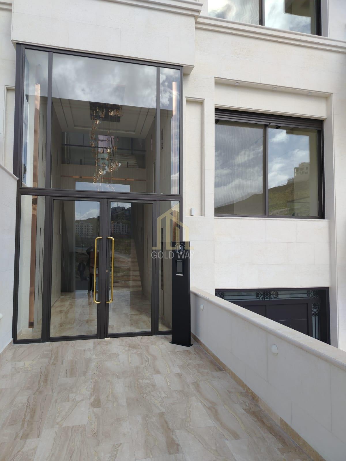 في عبدون الجنوبي روف مميز 500م داخلي وخارجي بتشطيبات راقية وأطلاله خلابه