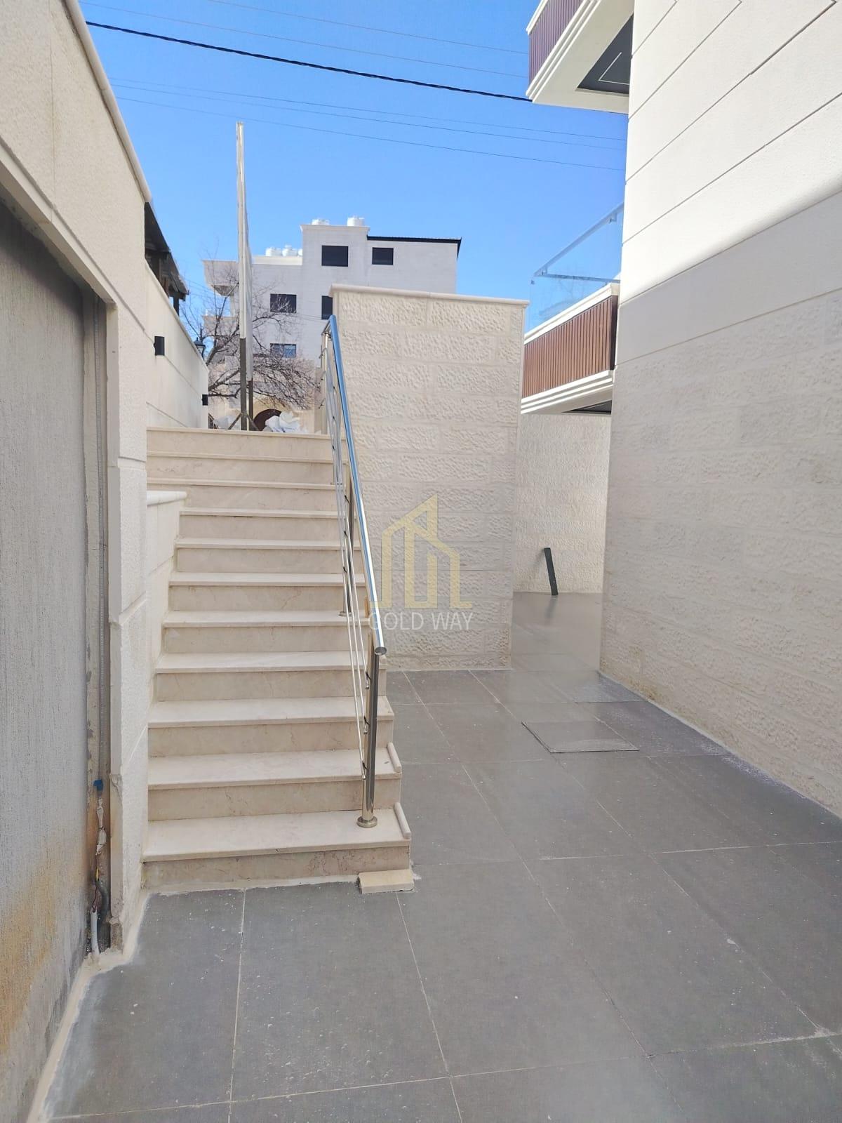 في أرقى مناطق الرابية شقة شبه أرضي 190م بسعر مميز