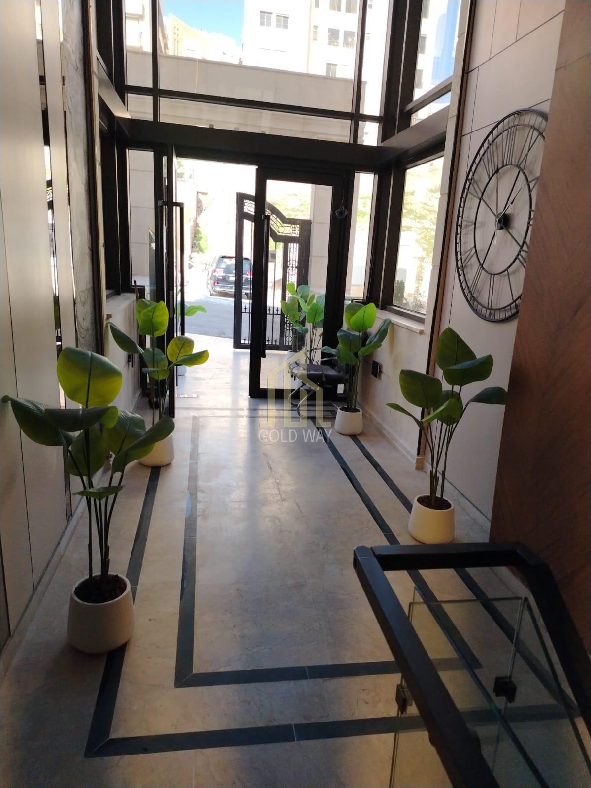 بالقرب من السفارة السعودية شقةأرضية 210م في عبدون بسعر مغري