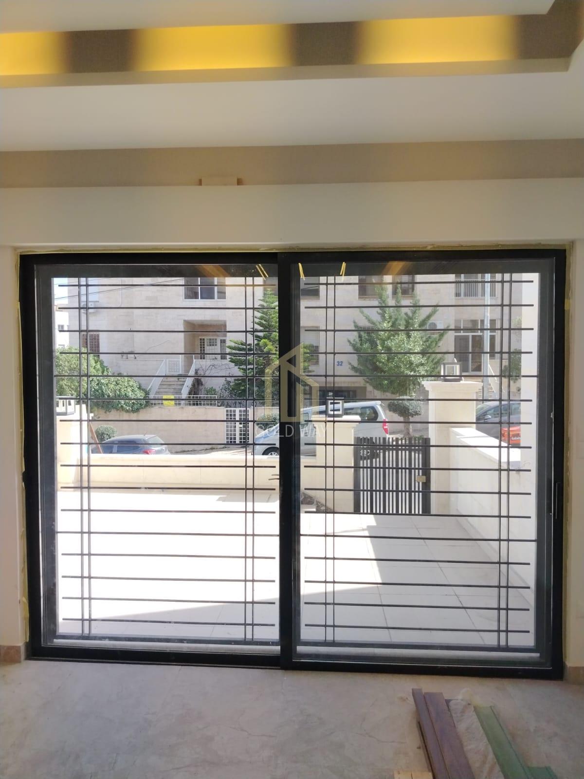 في موقع مميز في الدوار الخامس شقة أرضية 150م مع ترس 35م بتشطيبات راقية