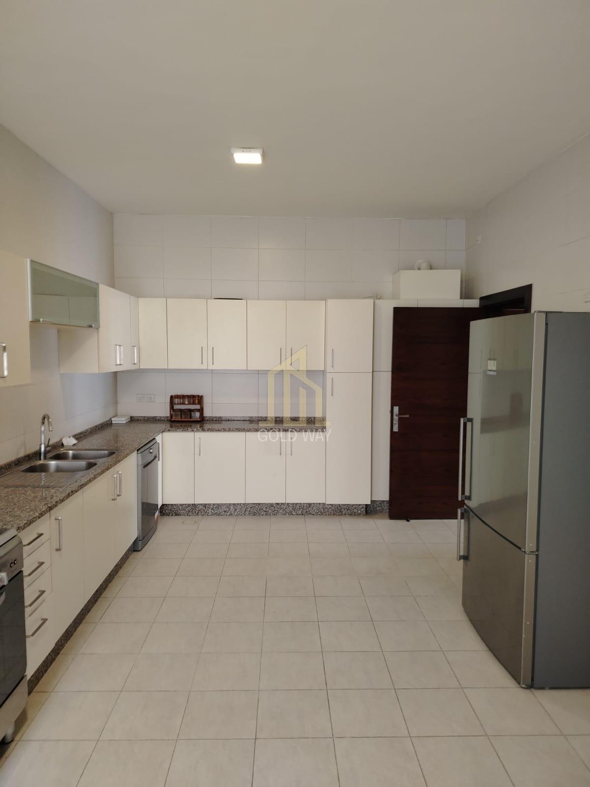 خلف السفارة السعودية شقة مميزة تسوية للايجار 200م في أرقى مناطق عبدون