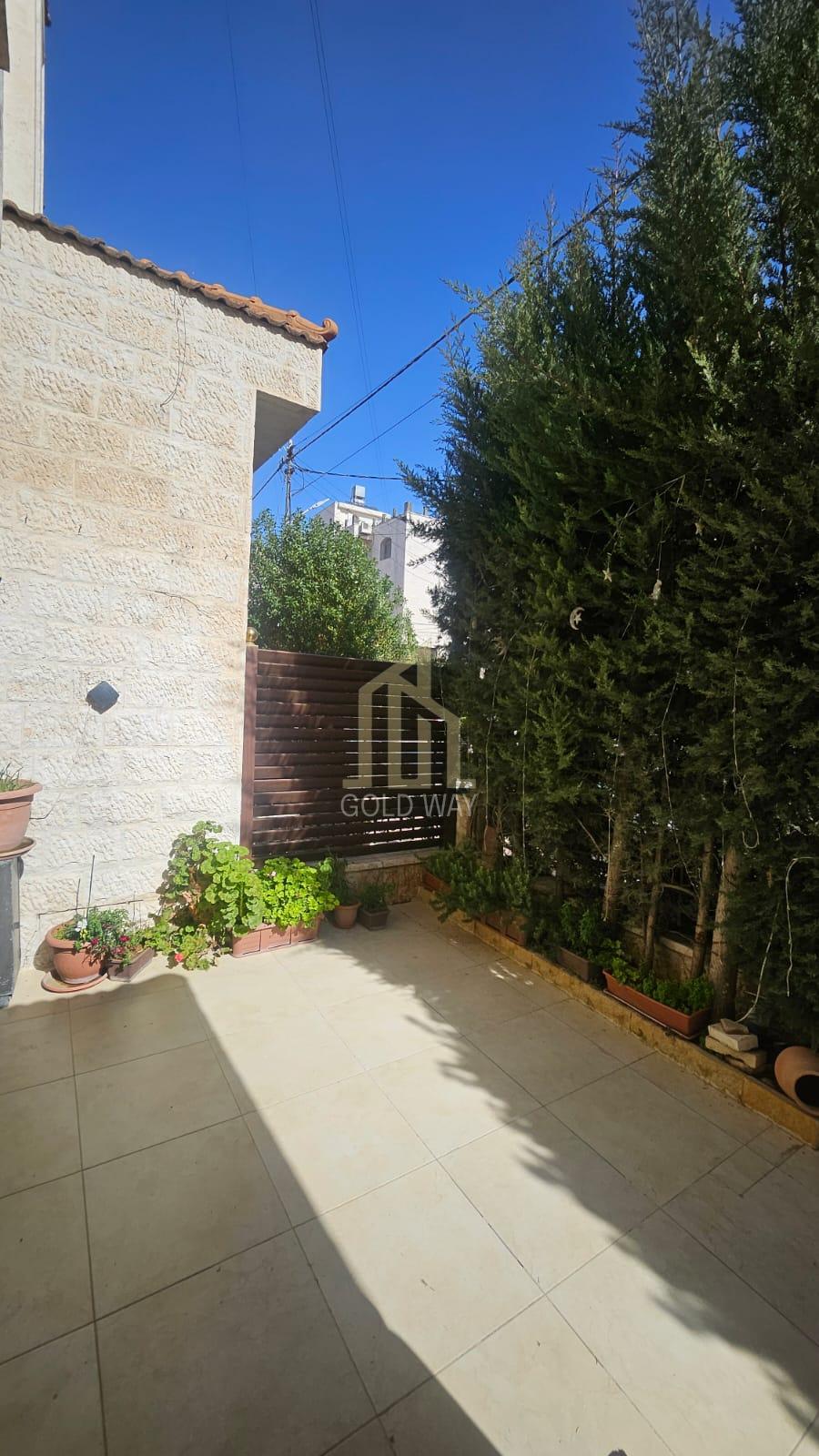 شقة أرضية مع حديقة 155م في أجمل مناطق دير غبار