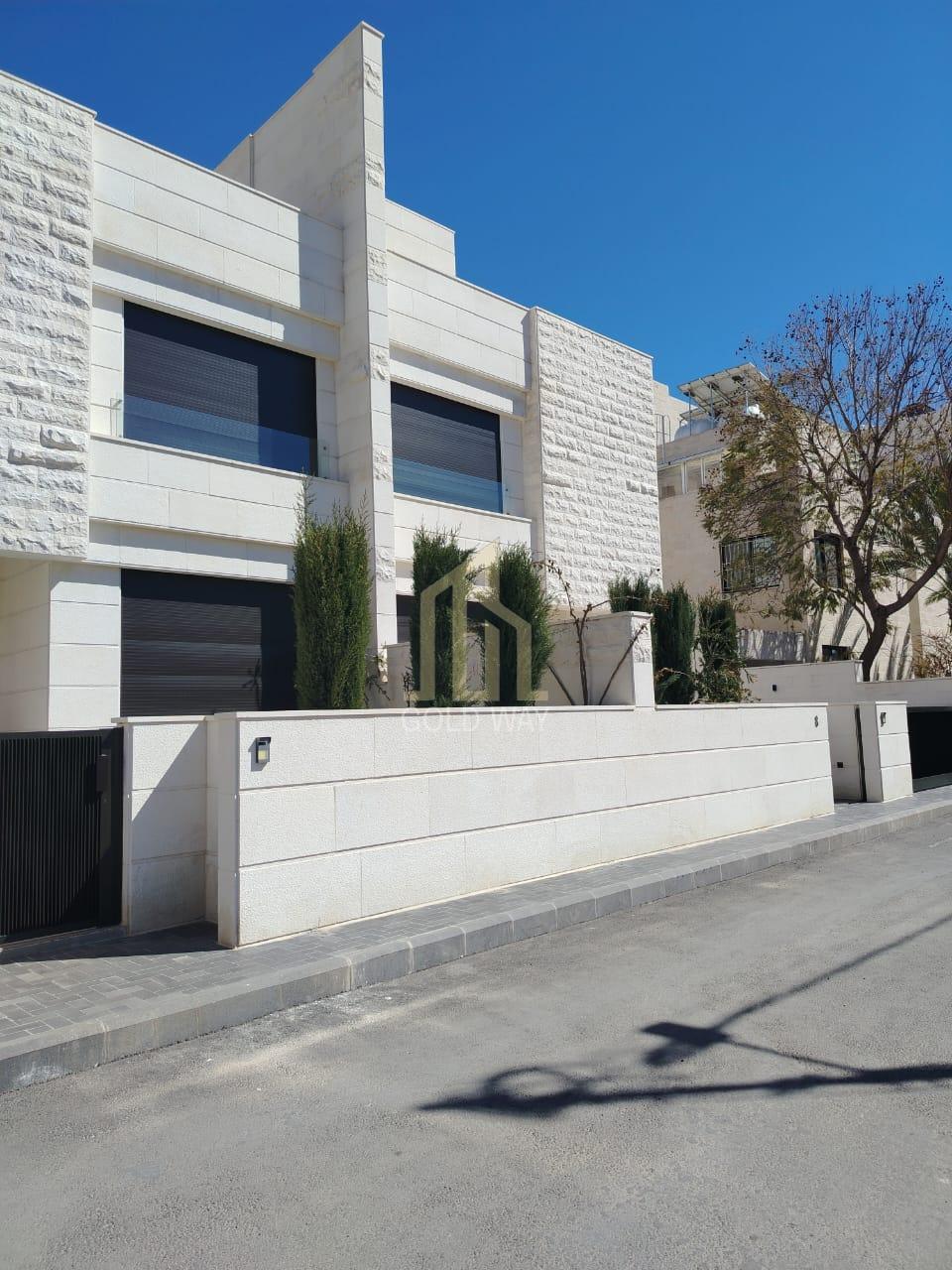 في أرقى مناطق عبدون فيلا متلاصقة مكونة من ثلاث طوابق بتشطيبات مميزه وسعر مغري