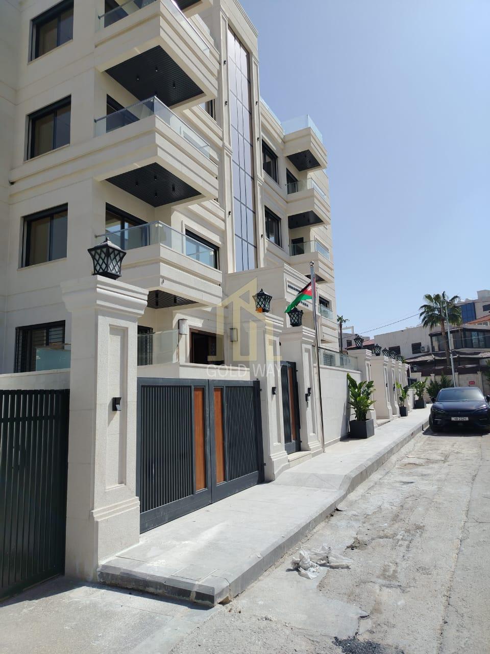 بالقرب من السفارة الامريكيه شقة أرضية 400م بتشطيبات راقية في أجمل مناطق عبدون