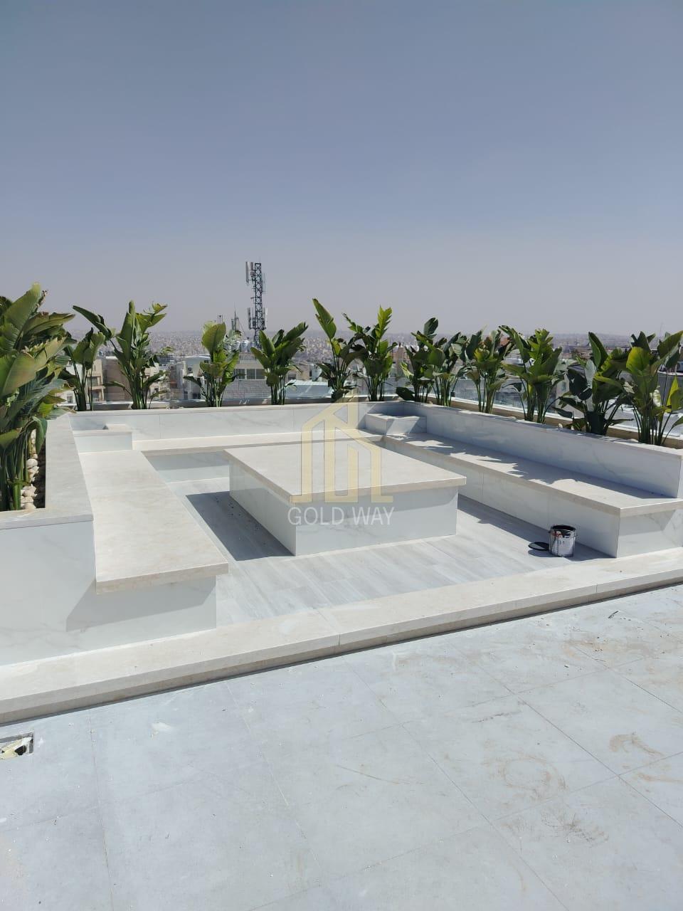 بالقرب من دوار الاسره في عبدون شقة مميزة أخير مع روف 450م بسعر مميز