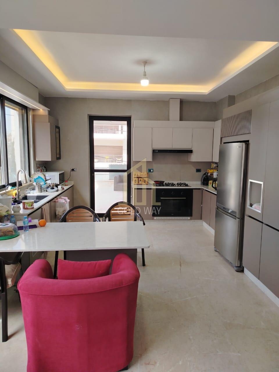 في اجمل مناطق الدوار الرابع شقة طابق أول 200م بسعر مميز