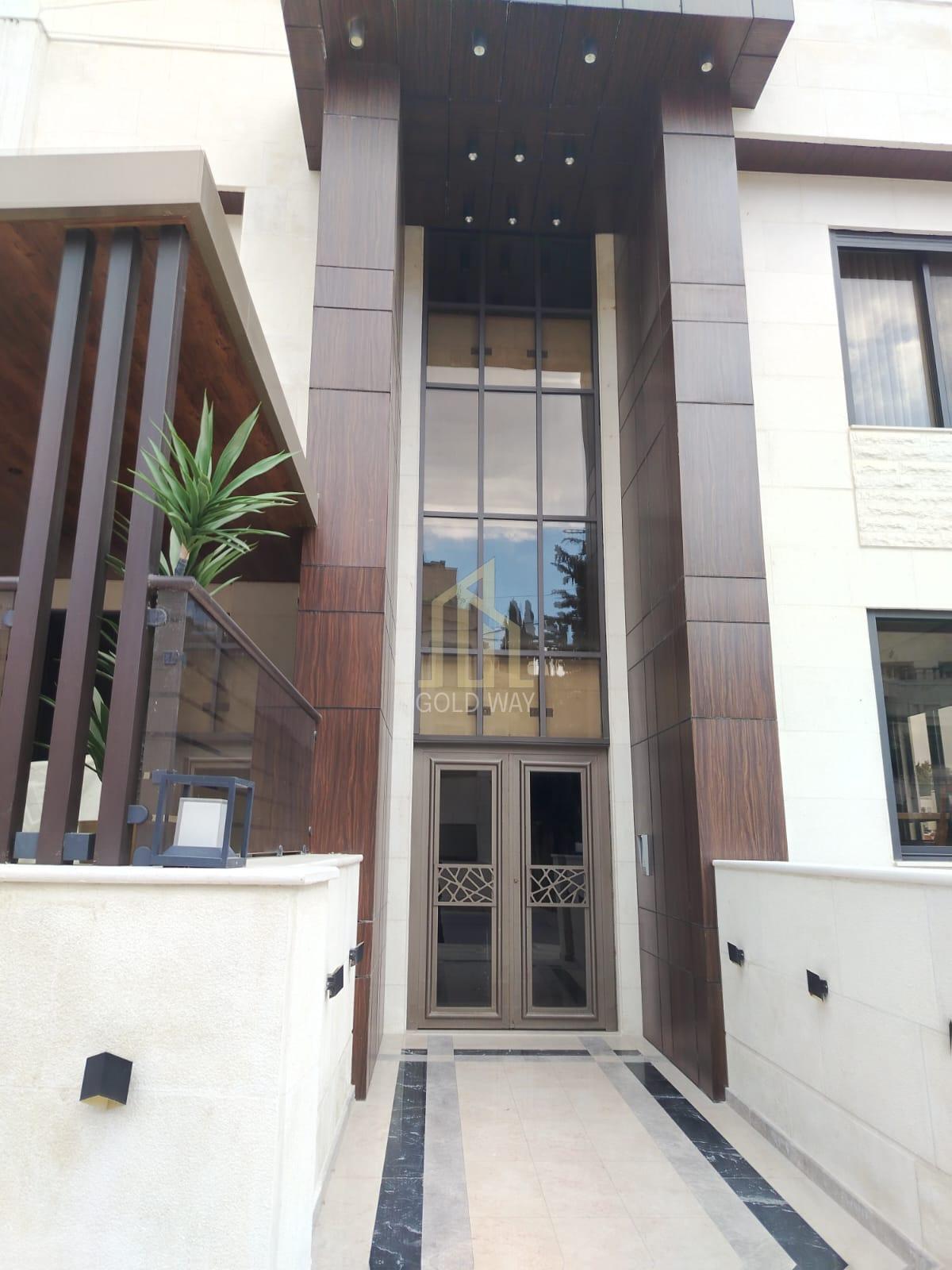 خلف ستاربكس في أرقى مناطق عبدون شقة ارضية 148م بتشطيبات راقية