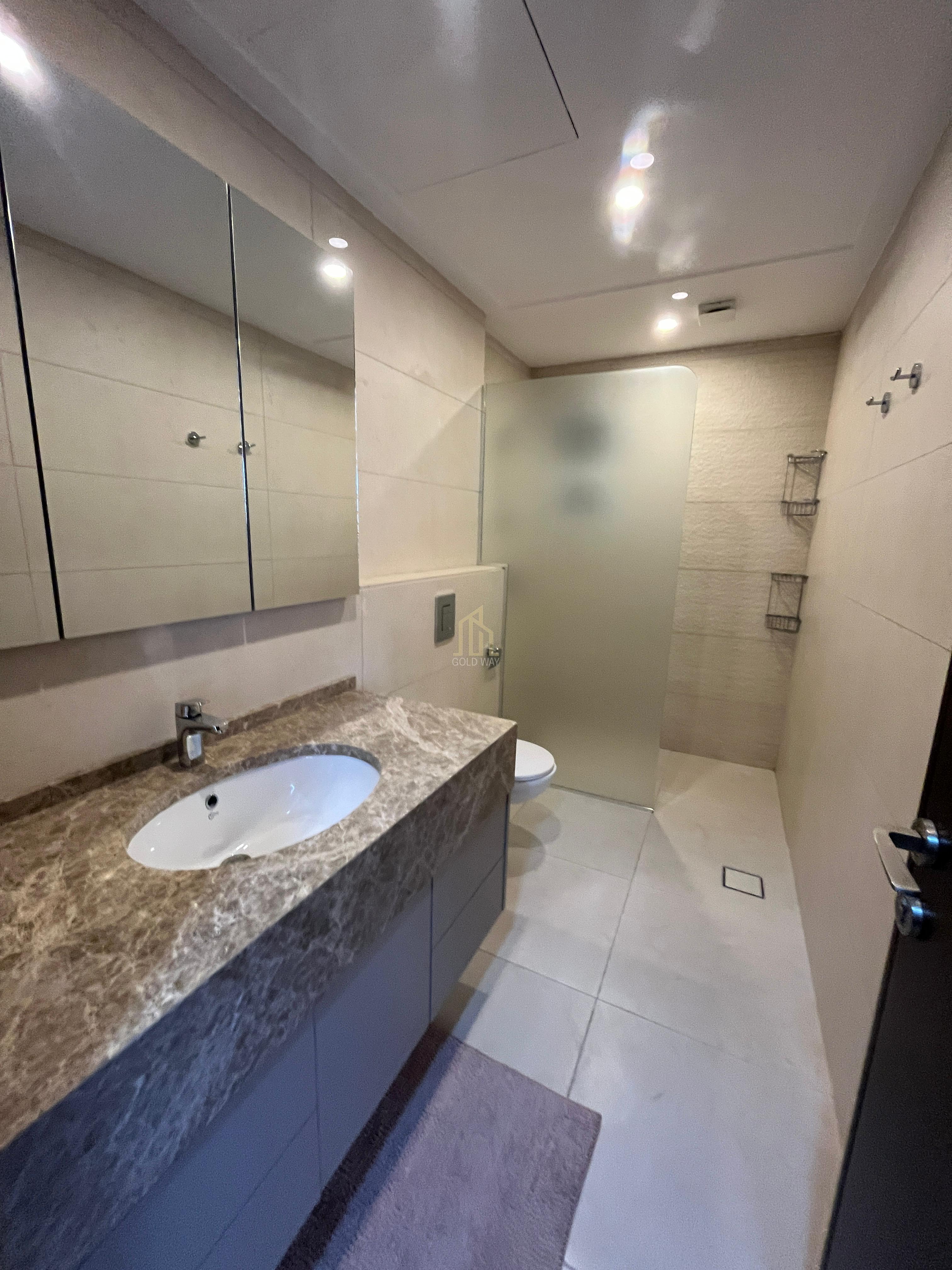 في موقع مميز بين الدوار الرابع والخامس شقة طابق ثاني 203م للإيجار السنوي