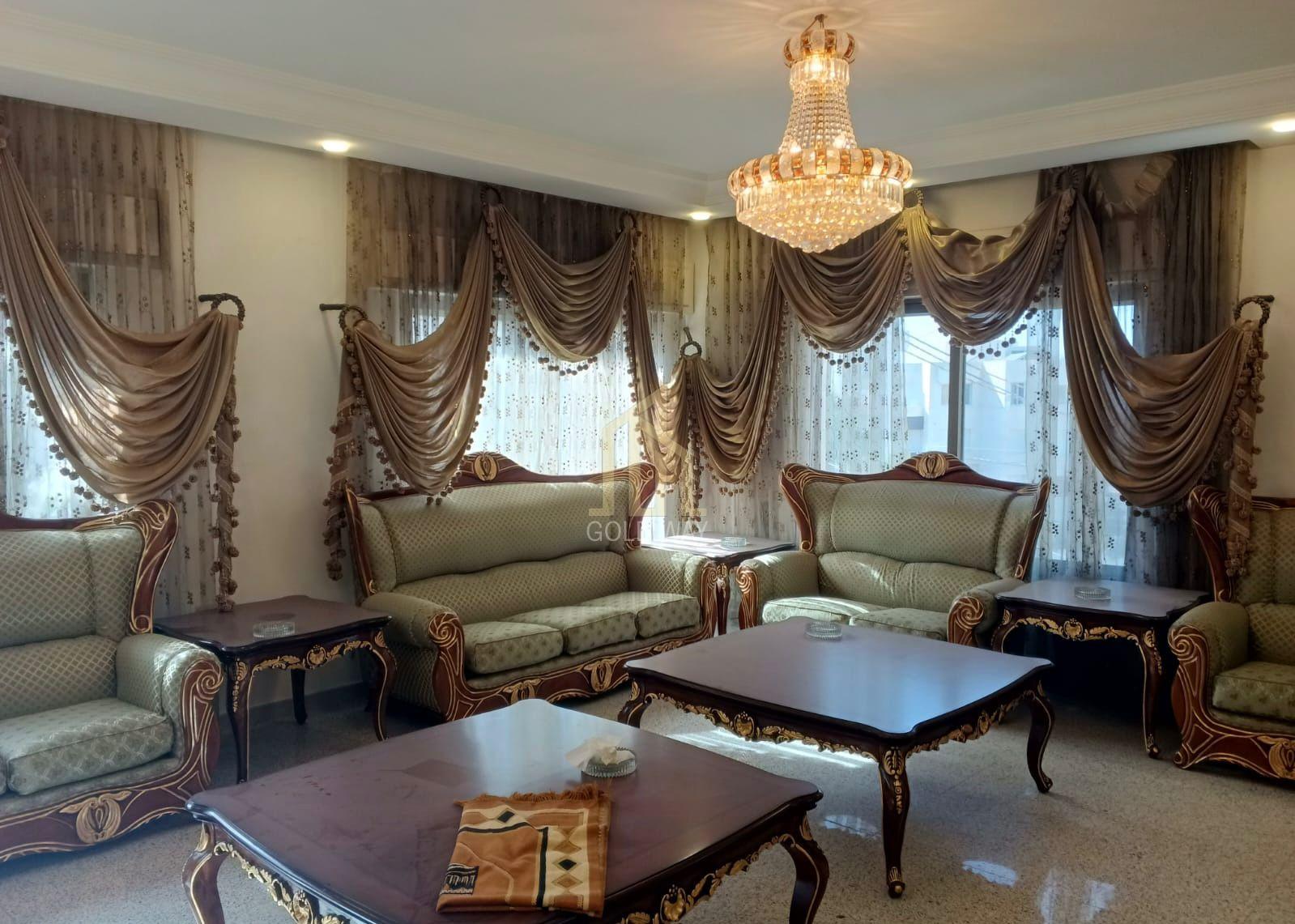 شقة مميزة طابقية (طابق أول) 300م م مؤثثة بالكامل وبتشطيب راقي في أجمل مناطق ام اذينة