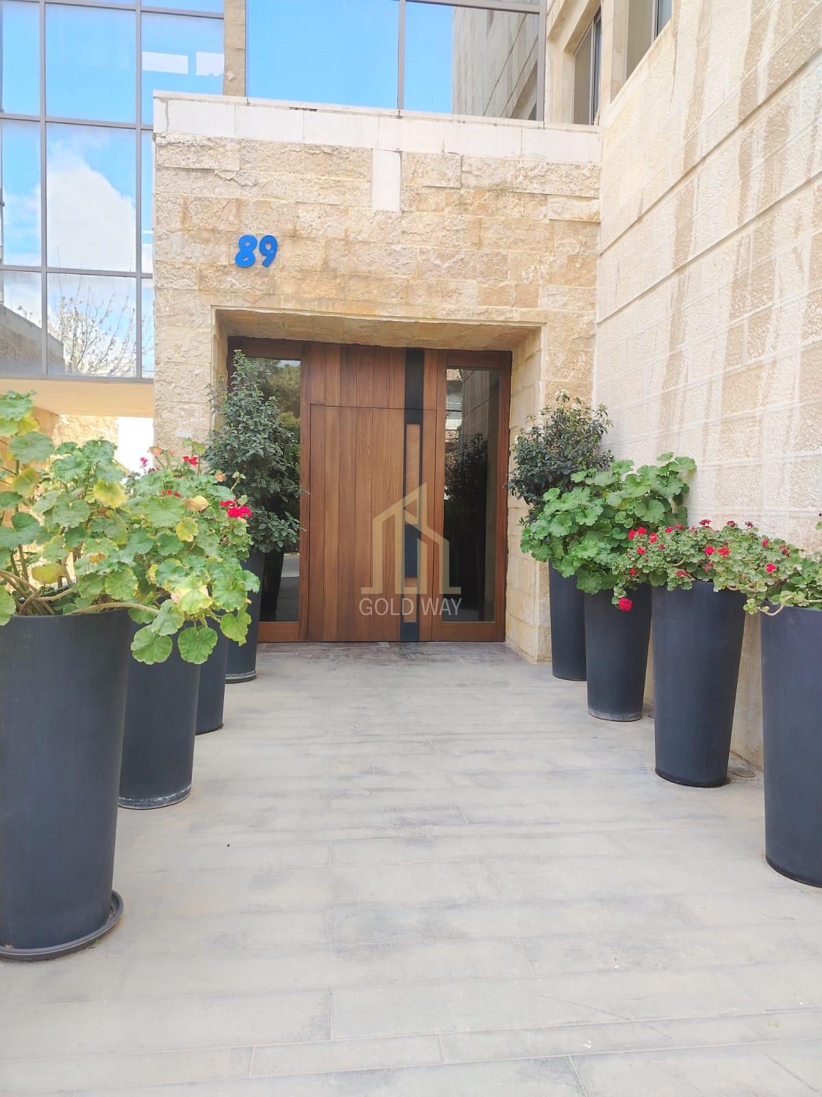 للإيجار السنوي شقة أرضية 435م في أرقى مناطق الدوار الرابع