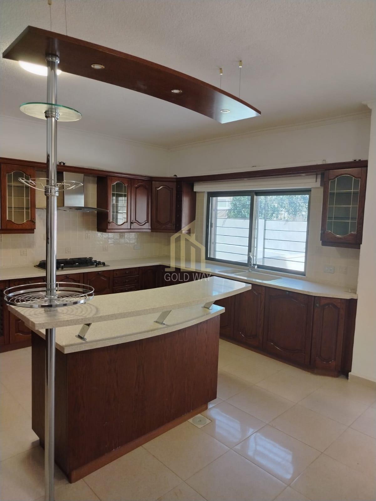 في أجمل مناطق الرابية شقة طابق أرضي 425م مفروشة جزئي بسعر مغري