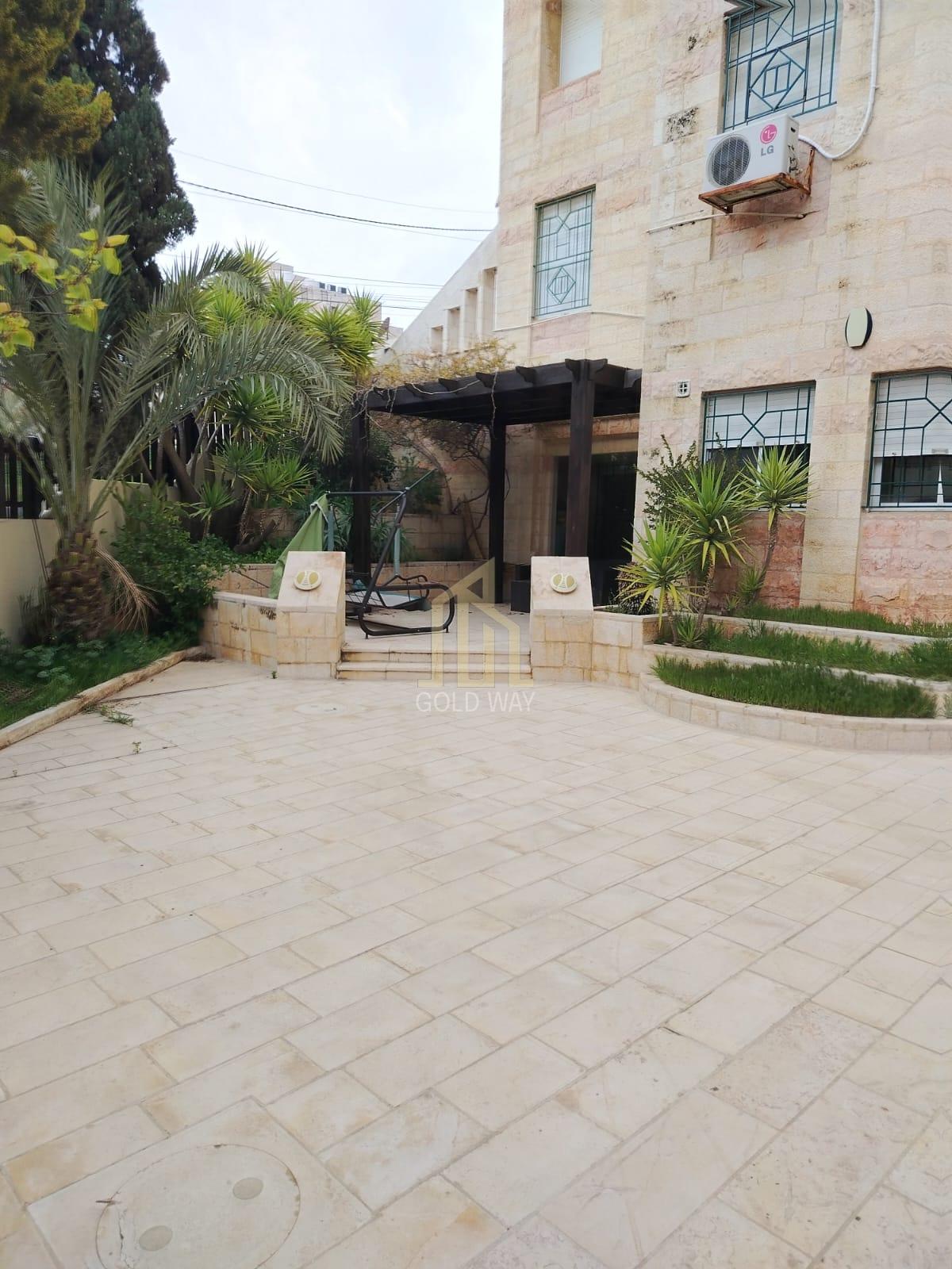 بالقرب من السفارة البريطانية شقة أرضية مفروشة جزئي 280م بسعر مميز