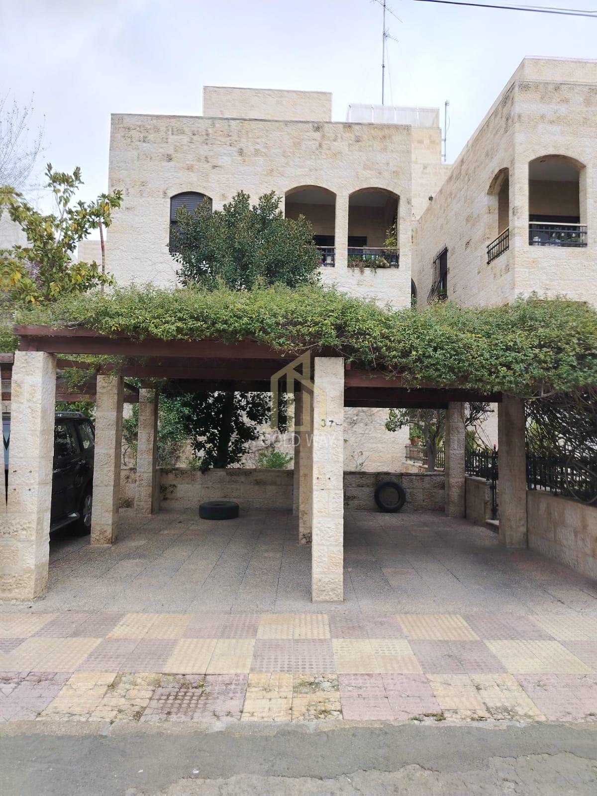 في عبدون خلف السفارة البريطانية شقة أرضية 240م بسعر مميز