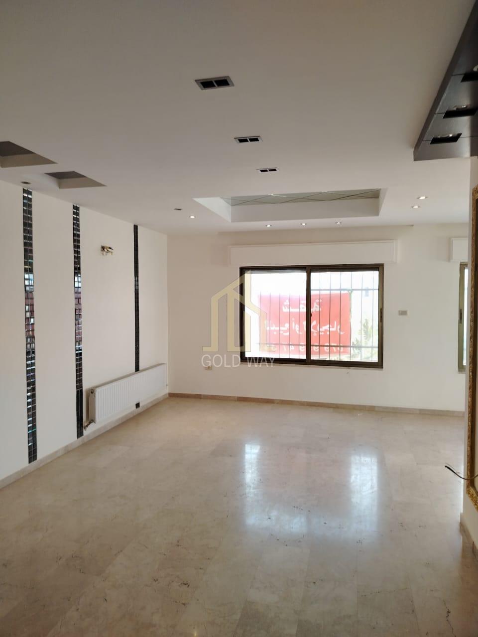 في أرقى مناطق الرابية شقة طابق ثالث 200م بتشطيب راقي