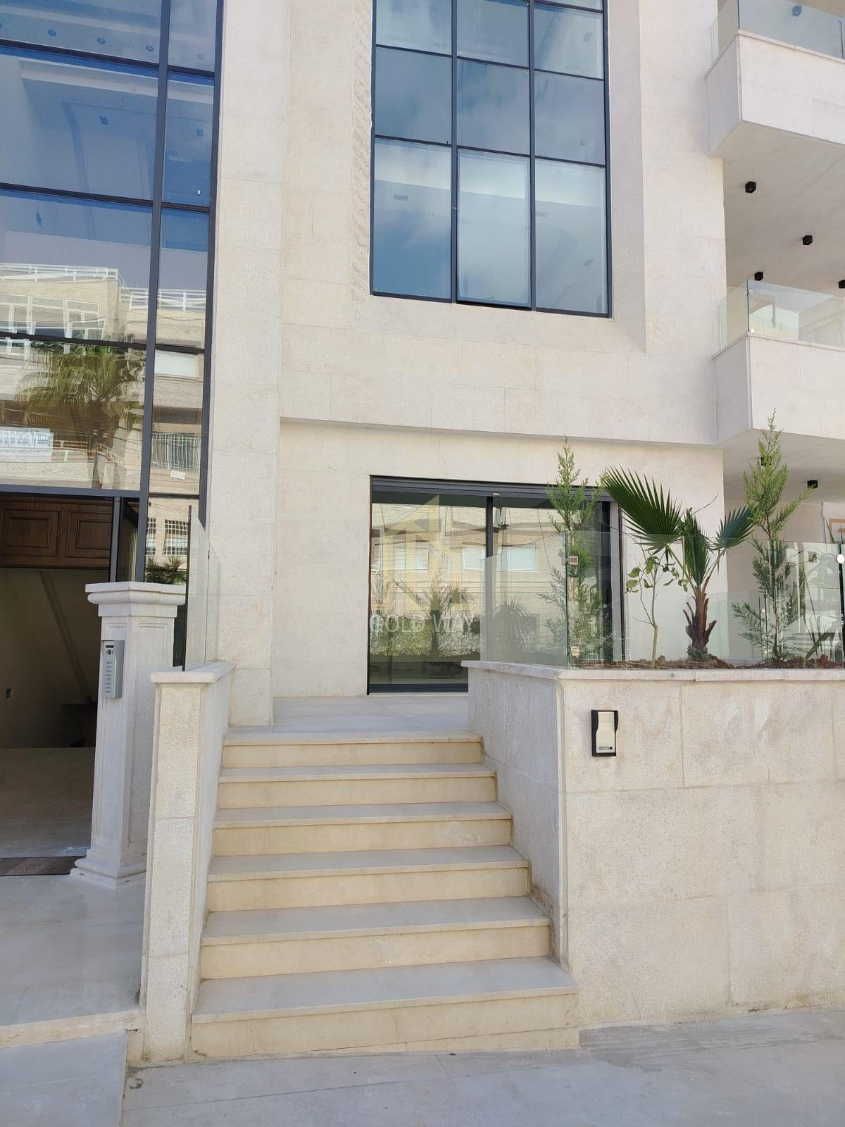 في موقع مميز في الدوار الرابع شقه طابق اول 220م بتشطيبات راقية