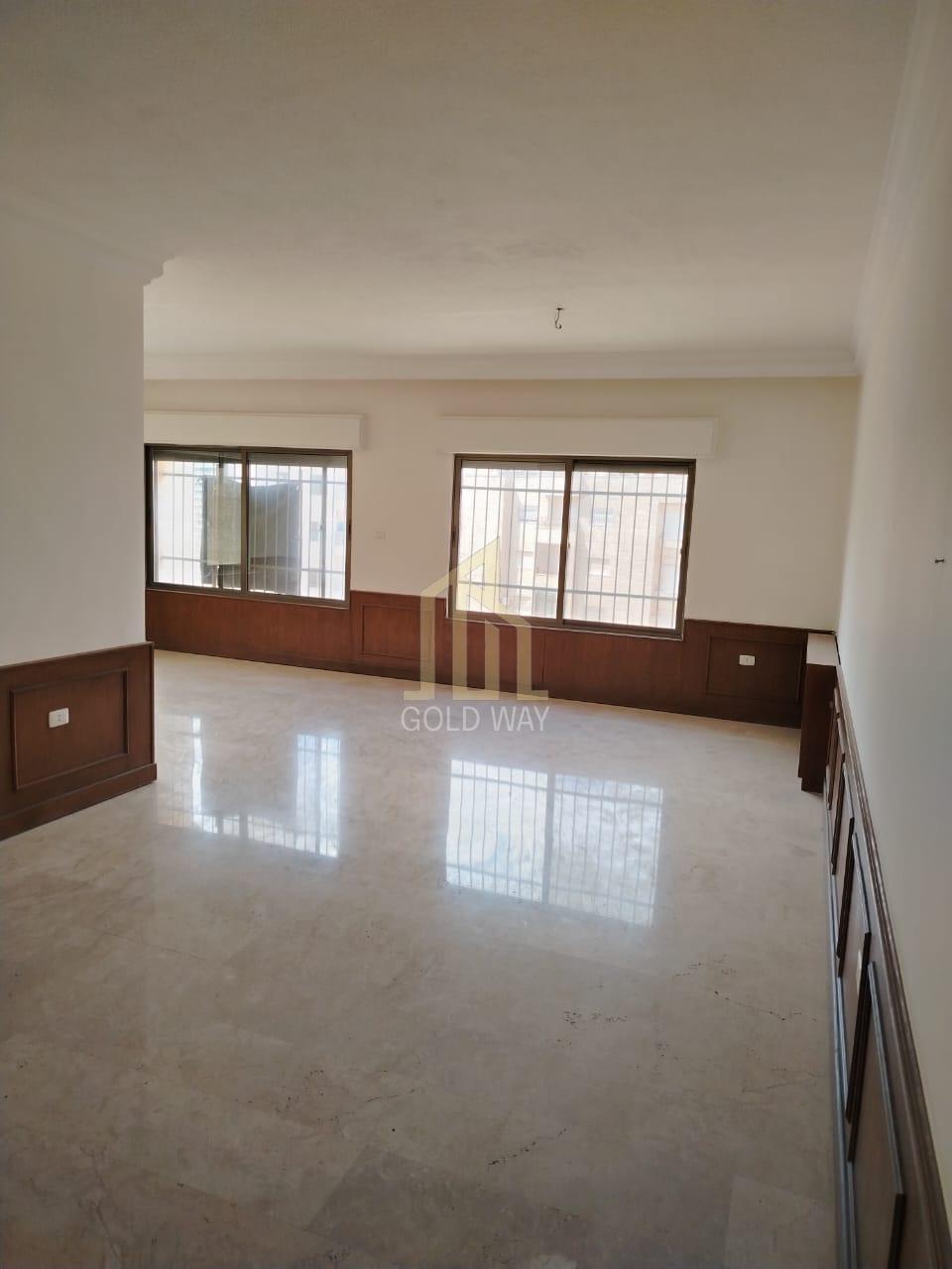 في موقع مميز في الرابية شقة أخير مع روف 290م بسعر مميز