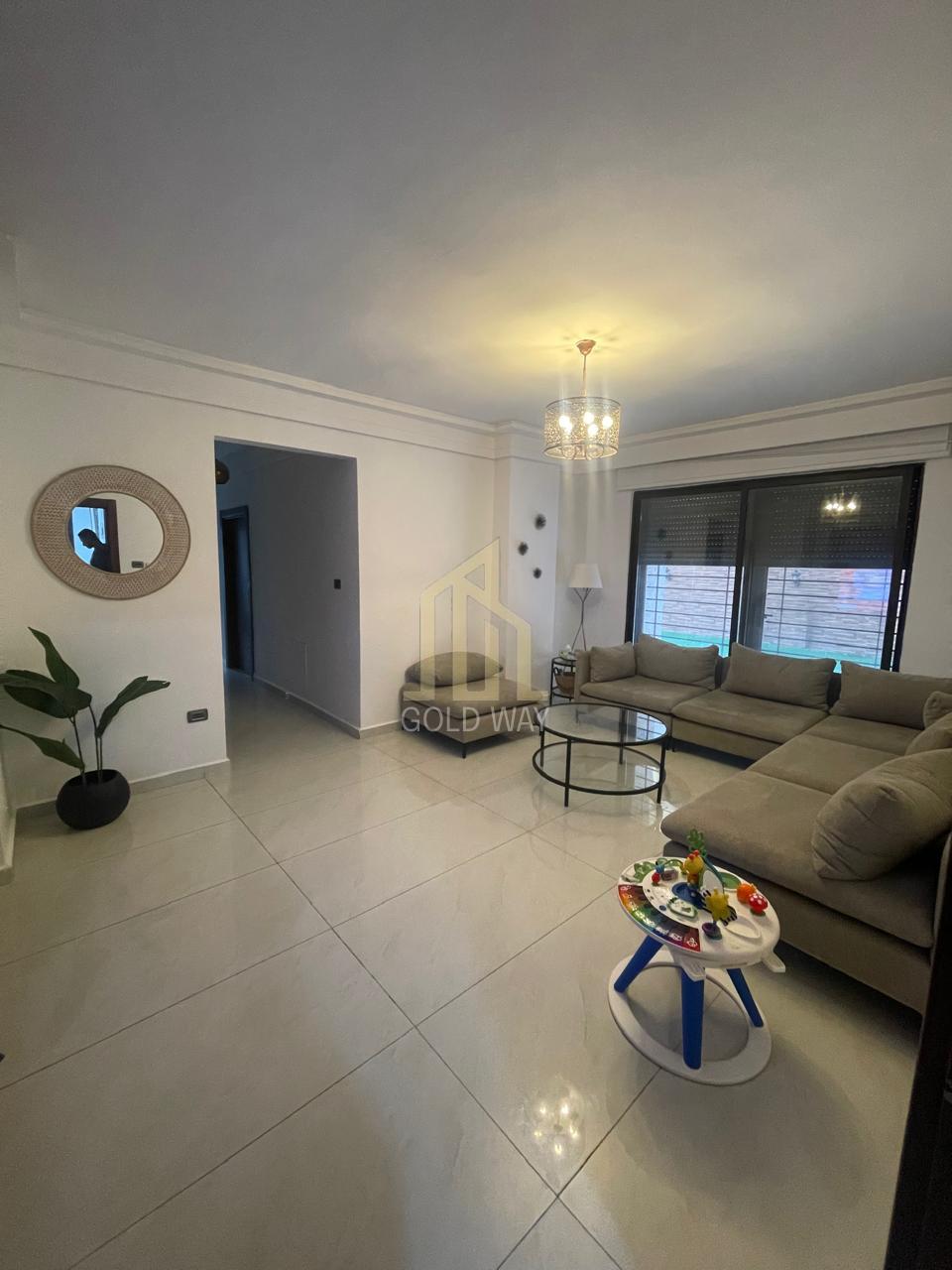 في أرقى مناطق عبدون شقة تسوية 245م مع حديقة بسعر مغري